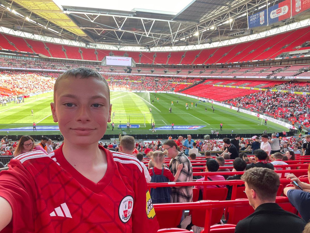 Redz going up!!!! 🔴⬆️ Congratulations to my hometown club @crawleytown 👏👏👏👏👏 What a day at Wembley!! 🏟️ Incredible atmosphere from the fans…proper limbs 💪💪💪💪💪 #TownTeamTogether #EFLPlayoffs @BrickBorrow