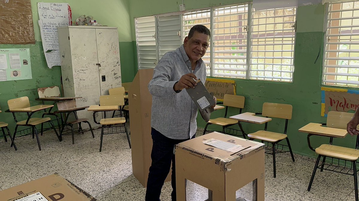 Hace unos minutos, en la escuela Enma Balaguer, Lote y Servicio, Sábana Perdida, he ejercido mi derecho al voto.