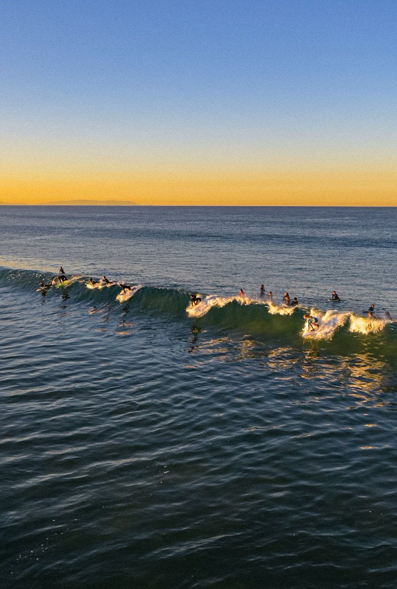 Happy Sunday funday! Have faith, things eventually line up. 🏄‍♀️🏄‍♂️ #manhattanbeach
📸 #nikon z6 #debbielabeaux #surfphotography