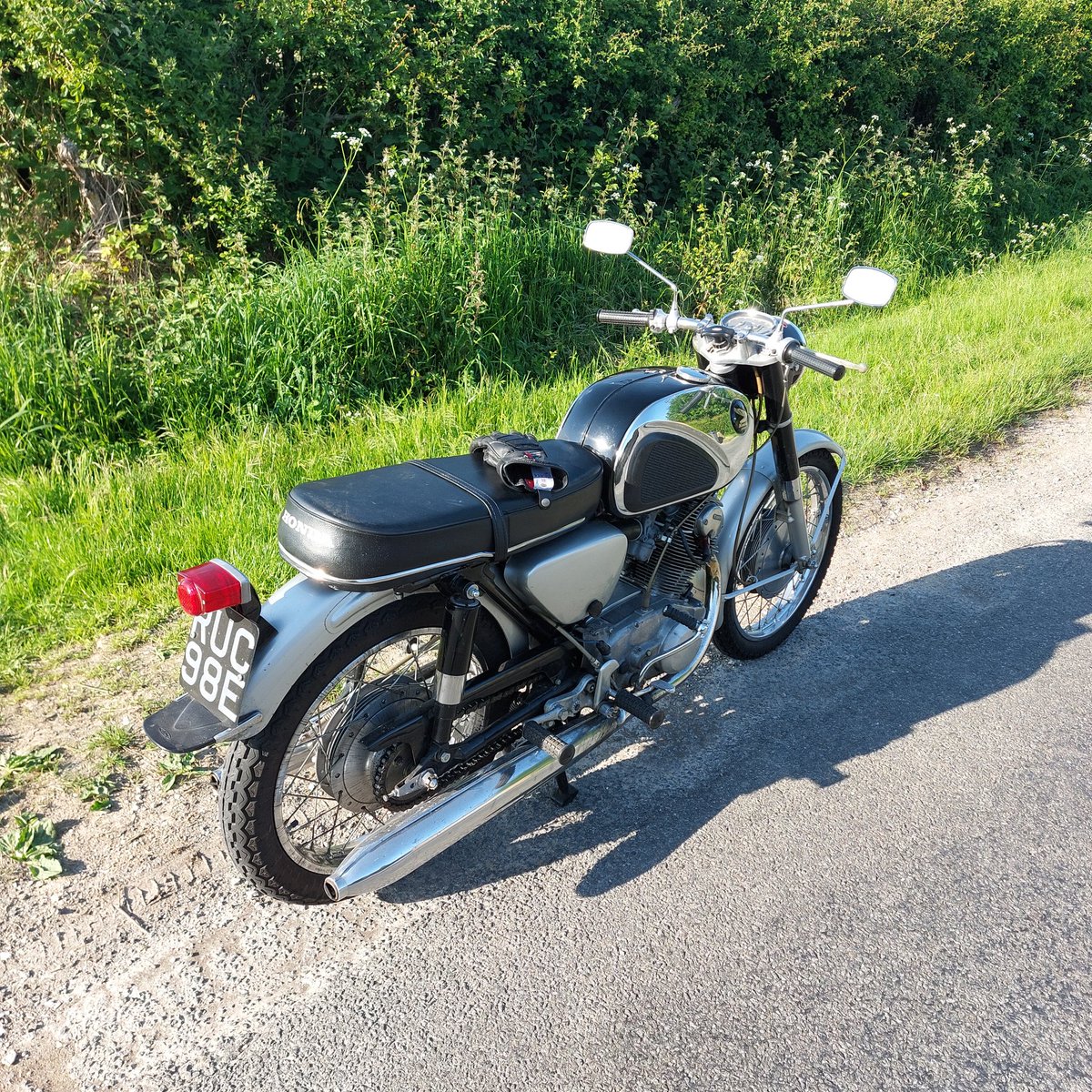 BenJacksonTP's tweet photo. This bike is just the best. I hope I never have a reason to sell it. 305cc of pure fun. Just makes every ride an adventure.

#CB77 #youmeetthenicestpeopleonahonda https://t.co/IJg3MRapSV