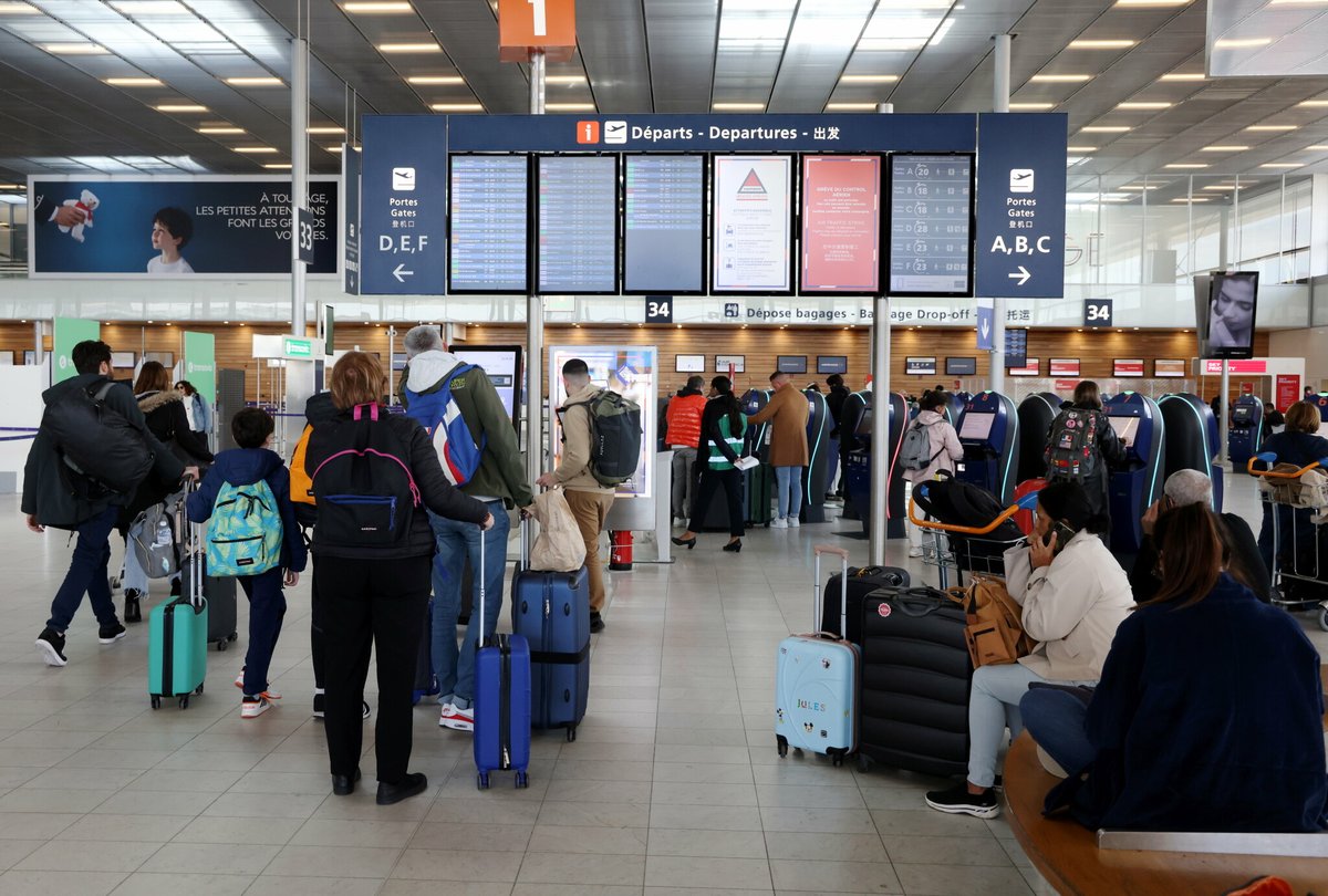 Aéroports de Paris : quatre syndicats appellent le personnel à une journée de grève mardi ➡️ l.leparisien.fr/wnRf