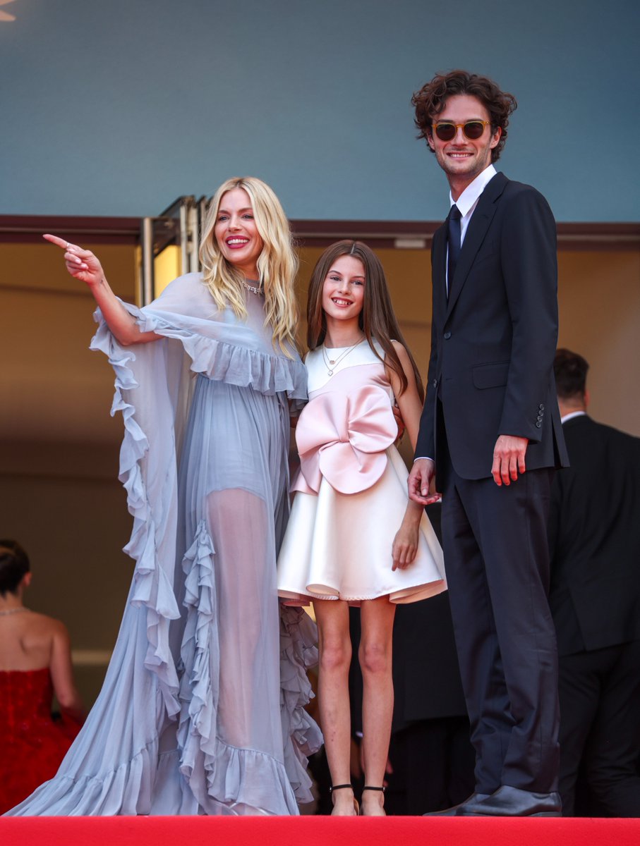 Sienna Miller hit the red carpet in #Cannes with daughter Marlowe Sturridge and BF Oli Green for 'Horizon: An American Saga.' 💞 See more #Cannes2024 pics: extratv.com/photos/2024/05…