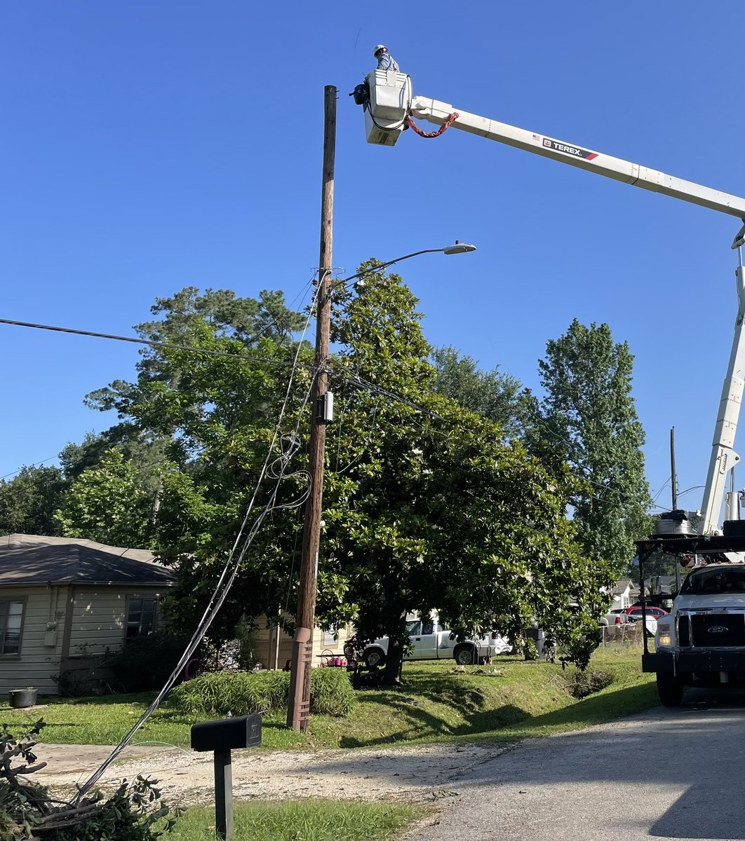 cpsenergy's tweet photo. From @HoustonTX. 🧡💙

On the first day of assisting with restoration efforts, our crews picked up 50+ spans of downed power lines. This amount of destruction across the #Houston community left by recent storms is why #TexansHelpingTexans is much needed. #TexasStrong https://t.co/ooUQa7rjrd