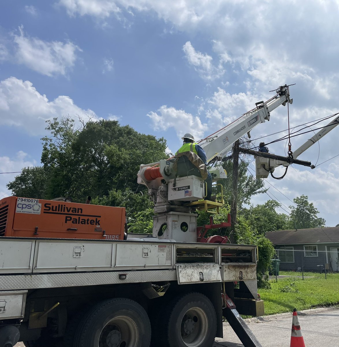 cpsenergy's tweet photo. From @HoustonTX. 🧡💙

On the first day of assisting with restoration efforts, our crews picked up 50+ spans of downed power lines. This amount of destruction across the #Houston community left by recent storms is why #TexansHelpingTexans is much needed. #TexasStrong https://t.co/ooUQa7rjrd