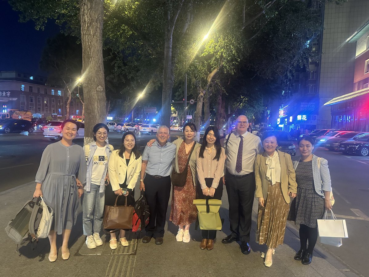 SuiGoei's tweet image. Bumped into @DrDudley13 in Changchun, China! What are the odds! #lessonstudy @Camtree_HH @LessonStudyNL