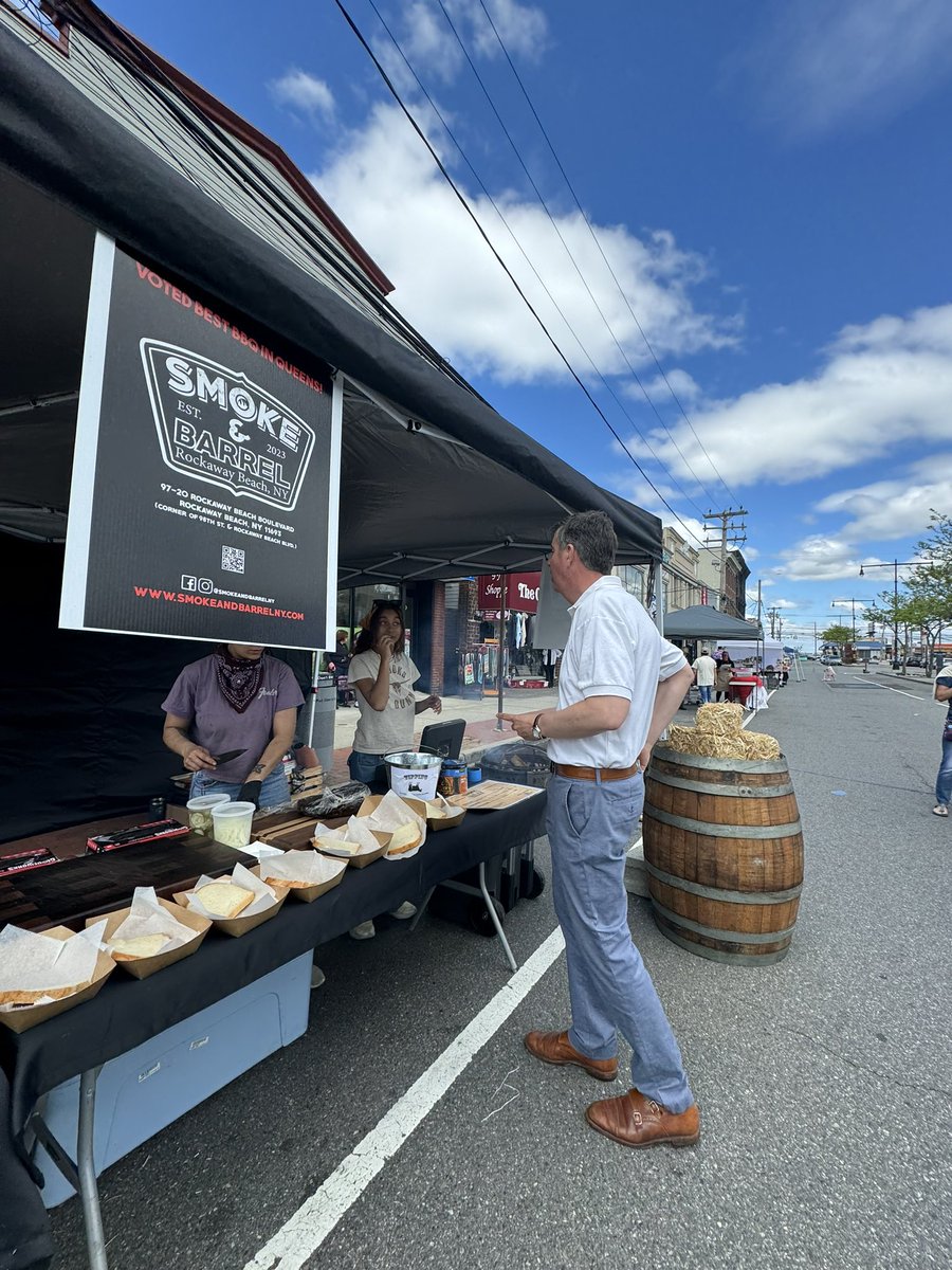 What a beautiful day to come out and support small businesses at the 116th Street Summer Kick-Off with @JoannAriola32 . Come down and support all the Small local businesses!!