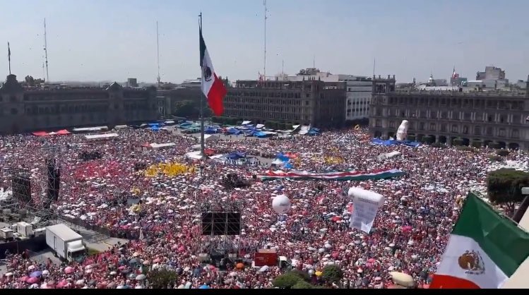 “He recorrido el país y he sentido el dolor y la desesperanza de la gente”, dice @XochitlGalvez en el Zócalo quien menciona las demandas que ha recogido de mujeres, jóvenes, migrantes, obreros, campesinos, madres buscadoras, indígenas, científicos, policías, marinos y soldados.