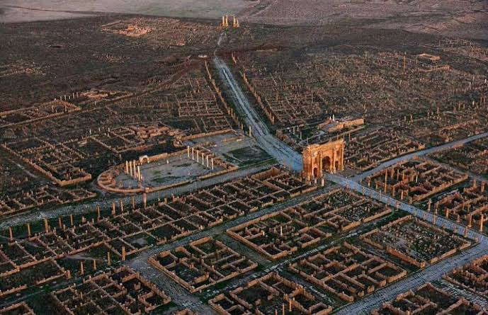 Timgad, located to the north of the massif of Aurès in a mountainous site of great beauty, 480km south-east of Algiers and 110km to the south of Constantine, is a consummate example of a Roman military colony created ex nihilo. The Colonia Marciana Traiana Thamugadi was founded