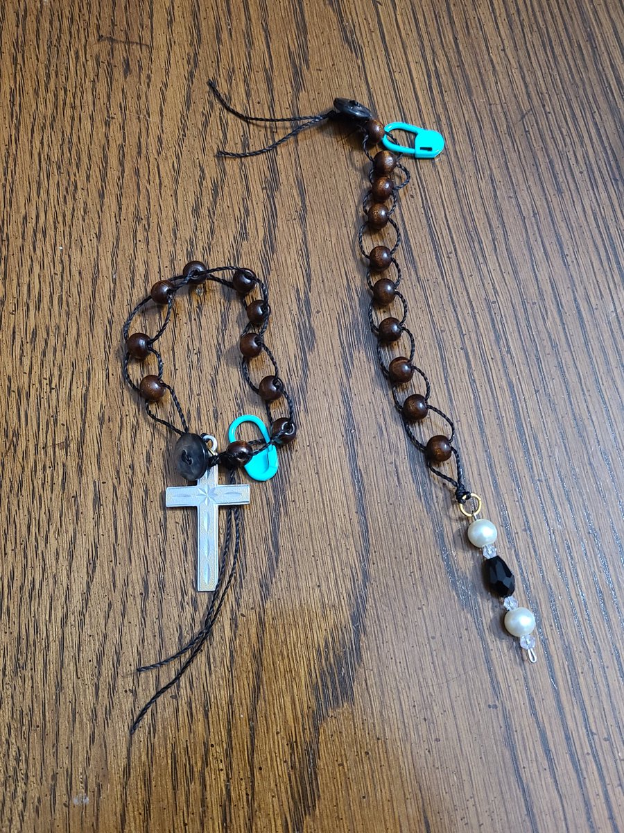 TinaLRoman's tweet image. Made the cutest row counters for my next knitting project! 🧶✨ They’re perfect for keeping track and avoiding stitch mix-ups. Any guesses on what I’m making next? Drop them below! 🤪 #KnitWithLove #CraftyMoments #KnittingFun