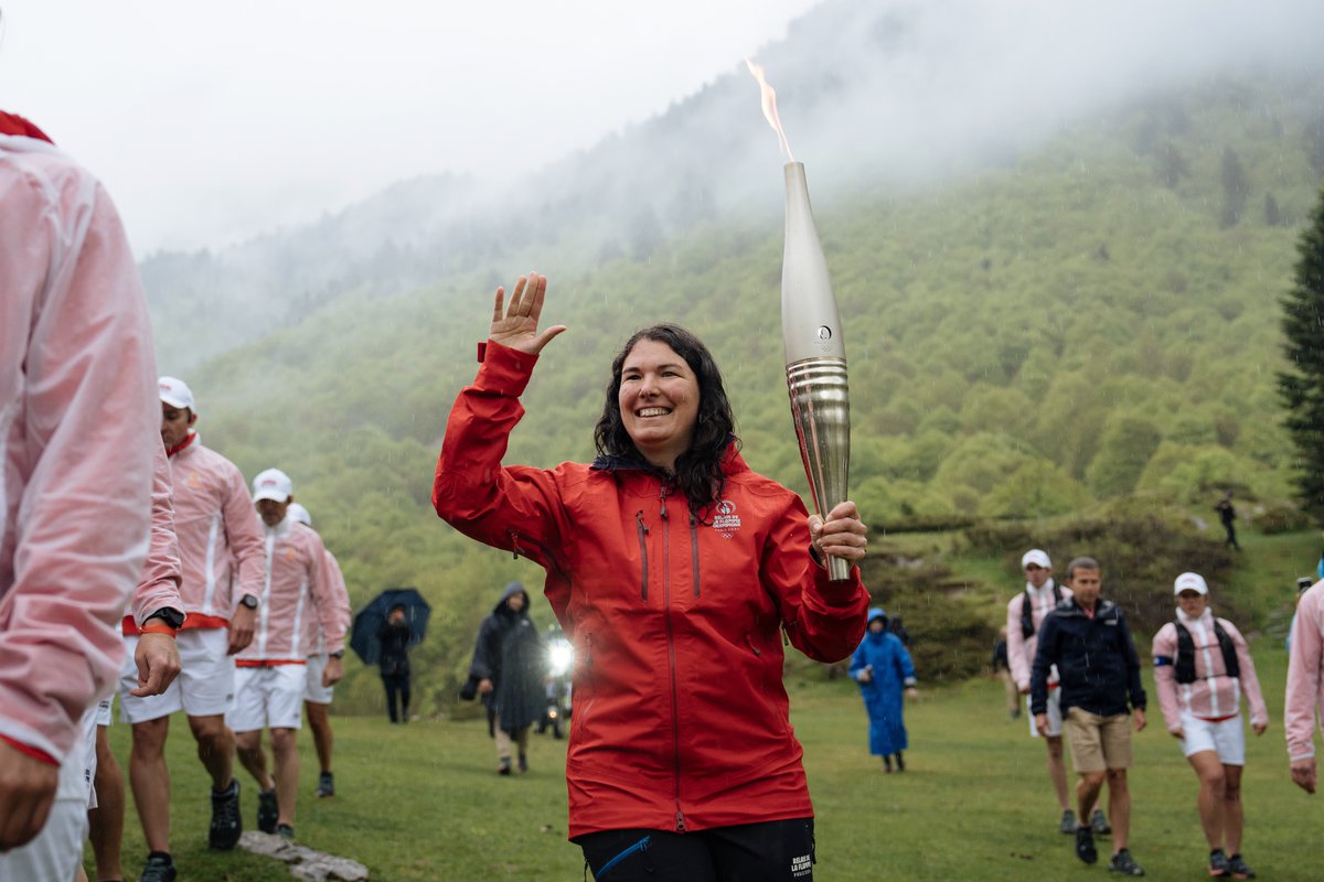 Aujourd’hui, la flamme olympique a traversé les magnifiques paysages des Hautes-Pyrénées, bravant même la pluie 🔥🌧️ Un moment de fierté et d’émotion pour tous ces éclaireurs d’un jour ✨ 📸 Paris 2024 / Nathan Lainé / Lewis Joly / SIPA PRESS