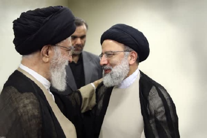 İran dini lideri Ali Hamaney, 'İran halkı endişelenmesin, ülkenin işlerinde hiçbir aksama olmayacak' açıklaması yaptı. Bu açıklamanın ne anlama geldiği belli. Bu arada İran üst yönetimi de olağanüstü toplantıyı sürdürüyor. Al Arabiye pastaran güçlerinin ülkenin birçok bölgesinde