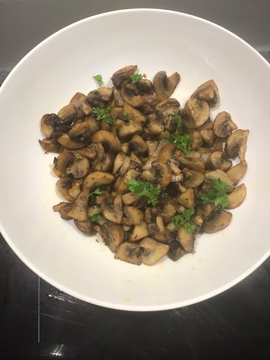 Witte champignons in een mix van olie, kruiden, paprikapoeder, twee hele tenen knoflook (geperst) en peterselie uit de #Airfryer