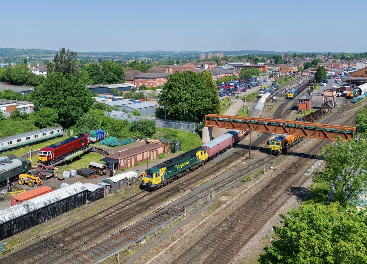 All 3 of the Type 5’s are caught this morning as 70005 passes 69010 and 59206 with a service from Bewdley at the Scorchio SVR diesel gala. 19th May 2024. 📸 ☀️ @SVRDiesels ⭐️ Gift Store ⬇️🏞️😅 railwayartprintshop.etsy.com #class59 #class69 #class70 #railways