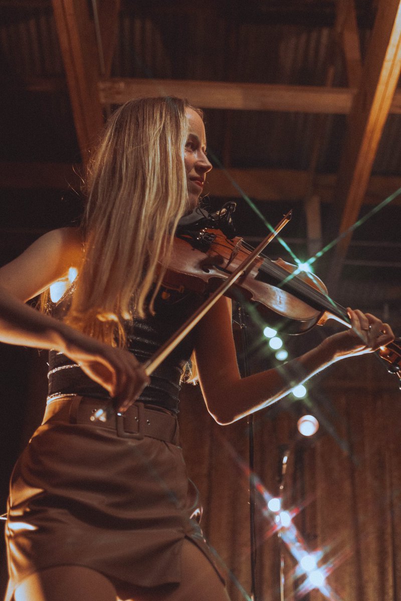 Playing it hot in Texas this week… 🥵 5 more days until my new album ‘I Built A World’ is out! Have you pre-saved it yet? Vyd.co/IBuiltAWorld

📷 Eli Spotts