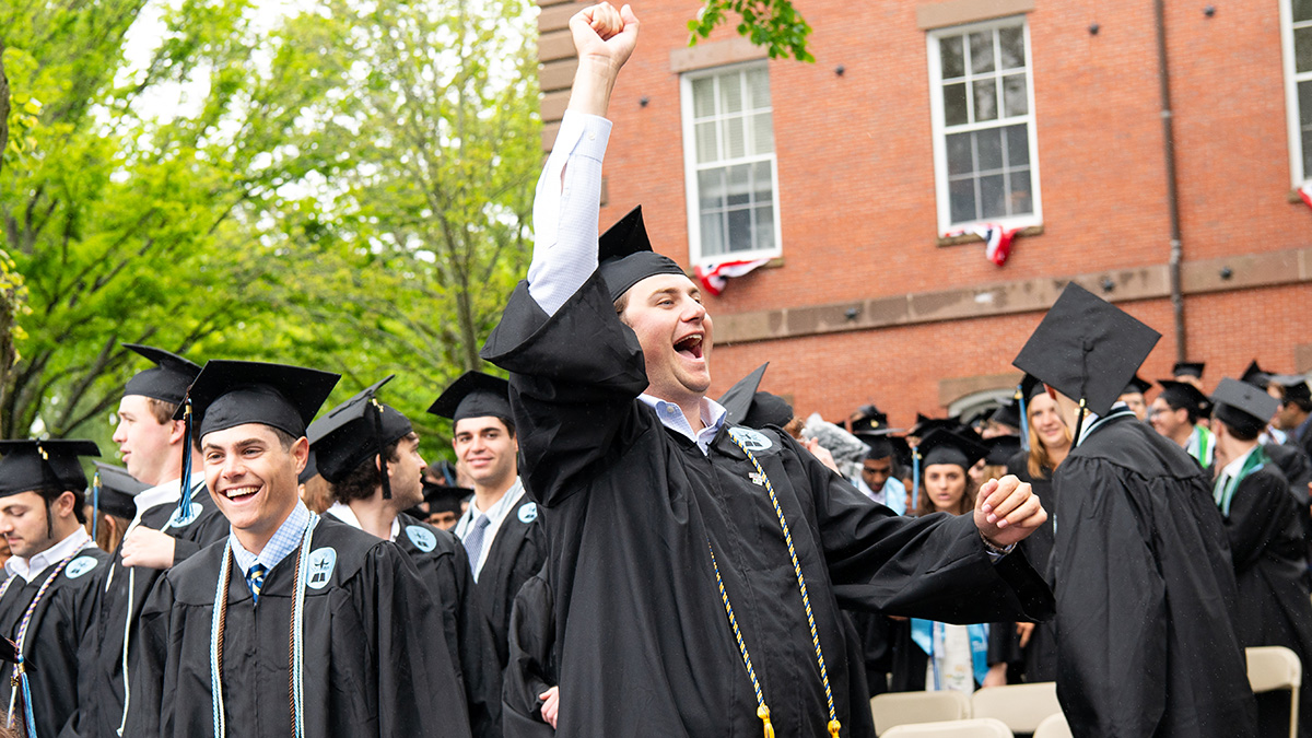 Congratulations, #Tufts2024! You are officially Tufts alumni! 🐘💙
See scenes of the graduates, Tufts President Sunil Kumar, and 2024 Commencement speaker and honorary degree recipient Fiona Hill.
now.tufts.edu/2024/05/19/202…