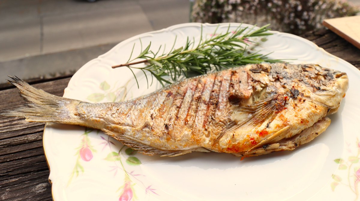 Sunday: today a change, a different type of protein. Greek sea bream 🐟🐟- with lots of healthy omega 3 fatty acids and its delicious 😋😋. Is 'sea bream' the translation for 'Dorade'?? 🤔

#Seafood #fishdish #portein #realfood #run #running #bodybuilding #fitness #gym #workout