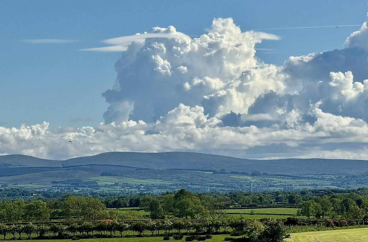 Pileus cloud cap spotted over the Sperrins at 5.30pm today 😍☁️☀️@bbcniweather @UTVNews @angie_weather @barrabest @WeatherCee @geoff_maskell @Louise_utv @WeatherAisling @Schafernaker @StormHour