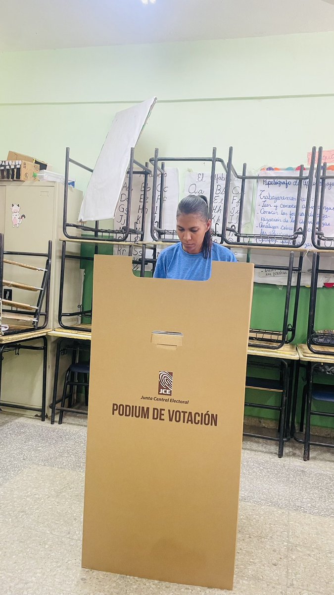 aliannyabreu's tweet photo. Ejerciendo mi voto con la esperanza de un mejor porvenir.

Enseñándole a mis nenes como se ejerce el derecho a lo dicho anteriormente.

#YoVotéyTu https://t.co/HXWmTLOS7D