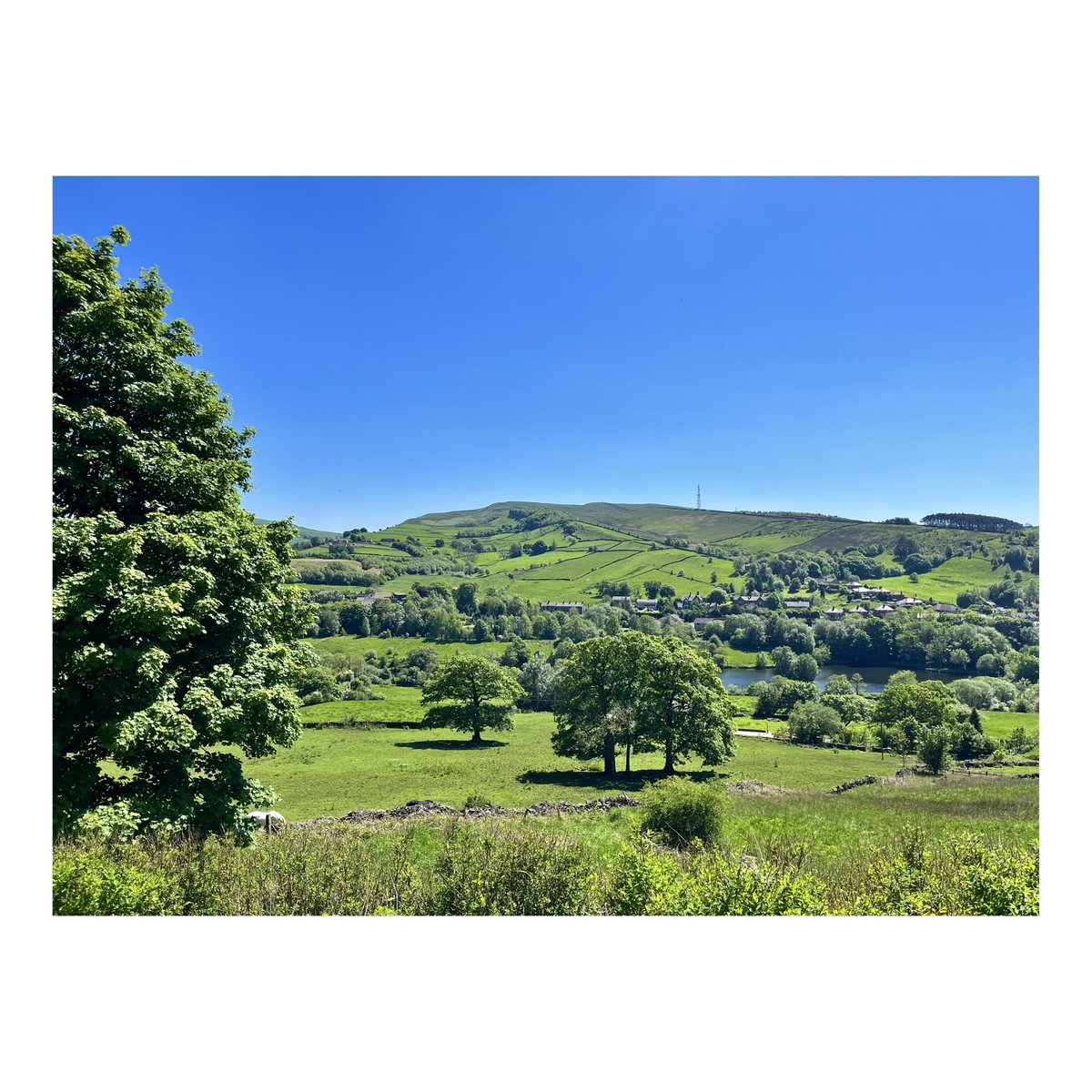 What an absolute beaut of day in the @peakdistrict to be riding a bike!😍 Clear blue skies. Green green grass. Lambs bouncing around. All the trails running dry and dusty. It doesn’t get much better. 👌🏻🤘🏻 #allmountainguidedrides #goodvibesandbikerides #experienceexploreadventure