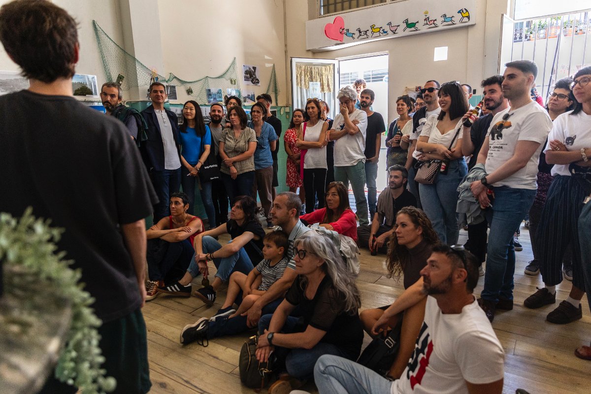 Caba-nyam! de Miguel Hache. 📦 Una performance col·lectiva on posem el focus en la gentrificació que està afectant el nostre barri. 

📸 @eva_manez

#CabanyalÍntim #CabanyalÍntim2024 #Orígens