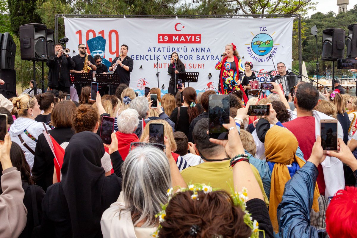 19 Mayıs Atatürk’ü Anma Gençlik ve Spor Bayramı'nı Heybeliada Çam Limanı’nda Suzan Kardeş'in konseri eşliğinde coşkuyla kutladık.🎶