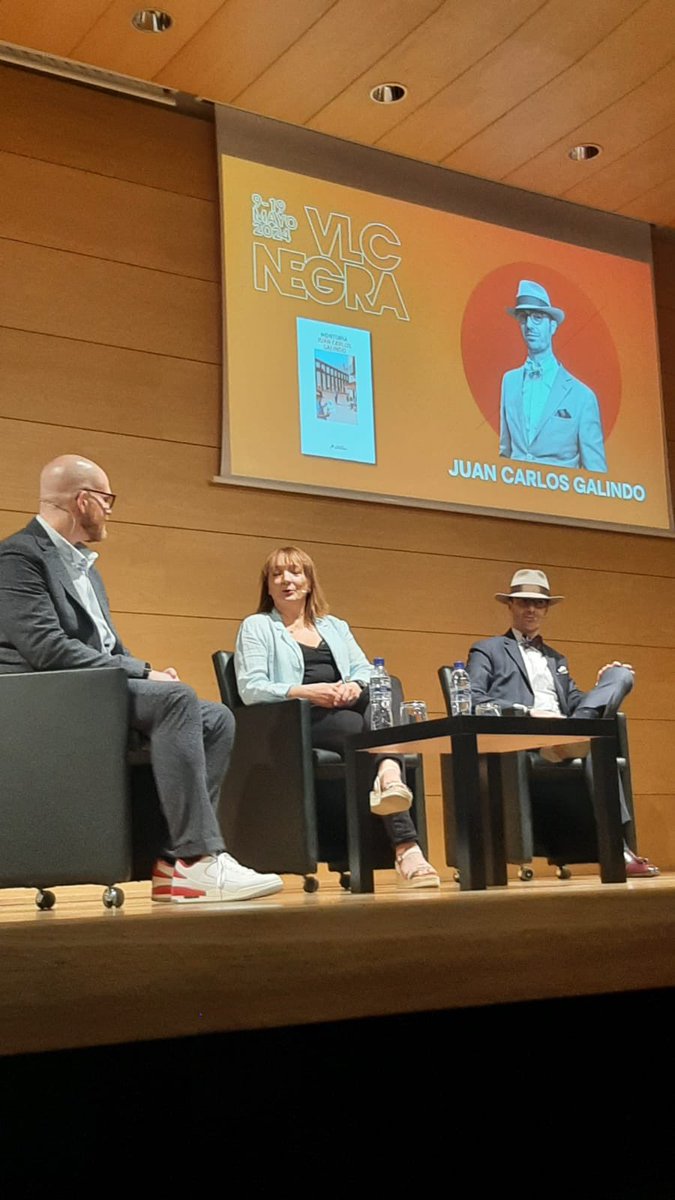 Gracias a @valencianegra por la acogida, el programa espectacular y la atención. Un festival con los clubes de lectura y las bibliotecas públicas como elemento esencial. Y los amigos, y los lectores, qué maravilla, qué tres días