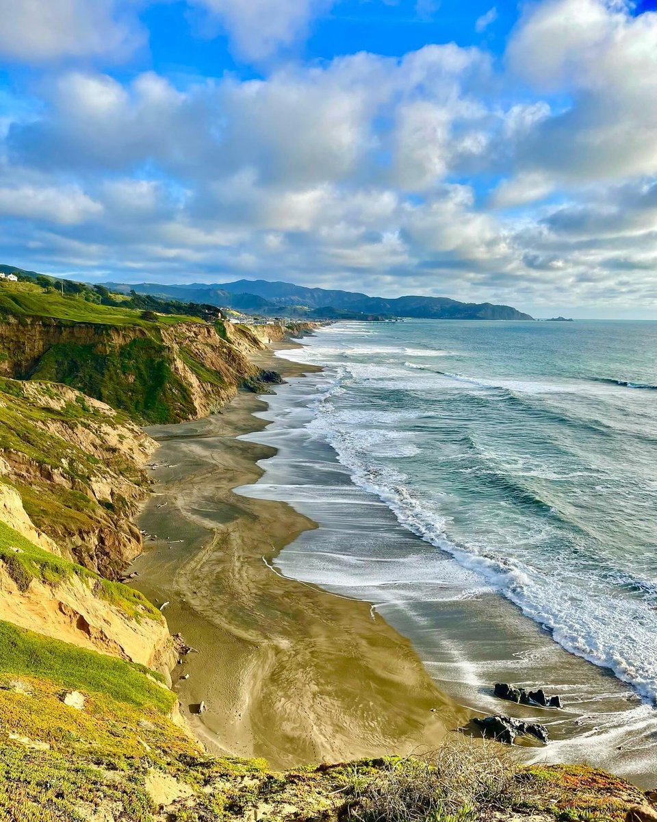 Sweeping coastal bluffs, mighty waves, and sandy beaches—this is classic Northern California. 🌊 Immerse yourself in this natural landscape at Mussel Rock Beach, a rugged stretch of coastline on the Pacifica/Daly City line. 🪨 📍@TheSFPeninsula 📷 livingskiesadventures on IG