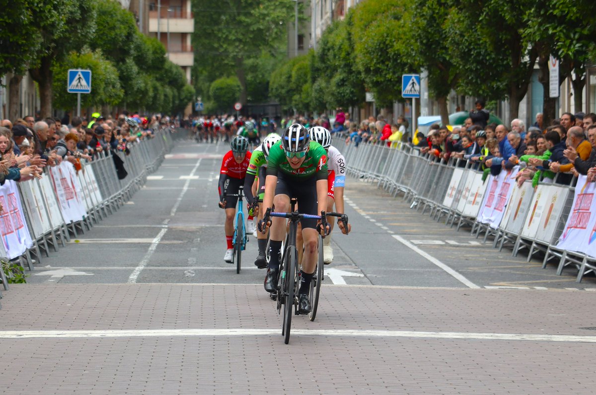 #NafarroaKlasikoaNavarra

Jarrera borrokalariarekin eta Iker Colmenero Larrakoetxearen zortzigarren postuarekin burutu du Euskadiko Selekzioak <a href="/NafarroaKlas/">Nafarroako Klasikoa / Clásica Navarra</a> .

Actitud ofensiva y con el 8º puesto de Iker Colmenero para la Euskadiko Selekzioa la <a href="/NafarroaKlas/">Nafarroako Klasikoa / Clásica Navarra</a> .

📸 <a href="/martin__early/">Martín</a>