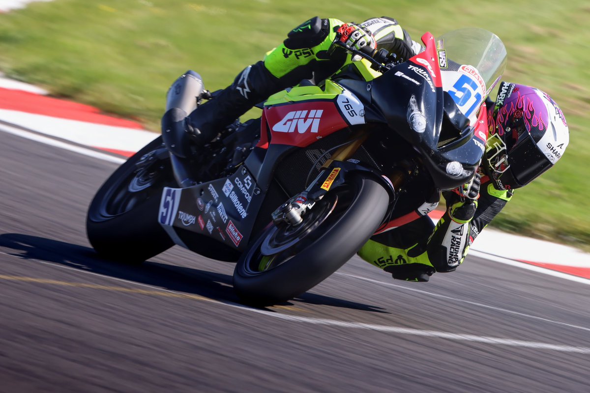 Masterclass from Booth-Amos to win feature race at Donington Park 🇬🇧
📰 ptrracing.co.uk/latest-news/f/…
@OfficialTriumph 
@OfficialBSB 
📸 @SP8images