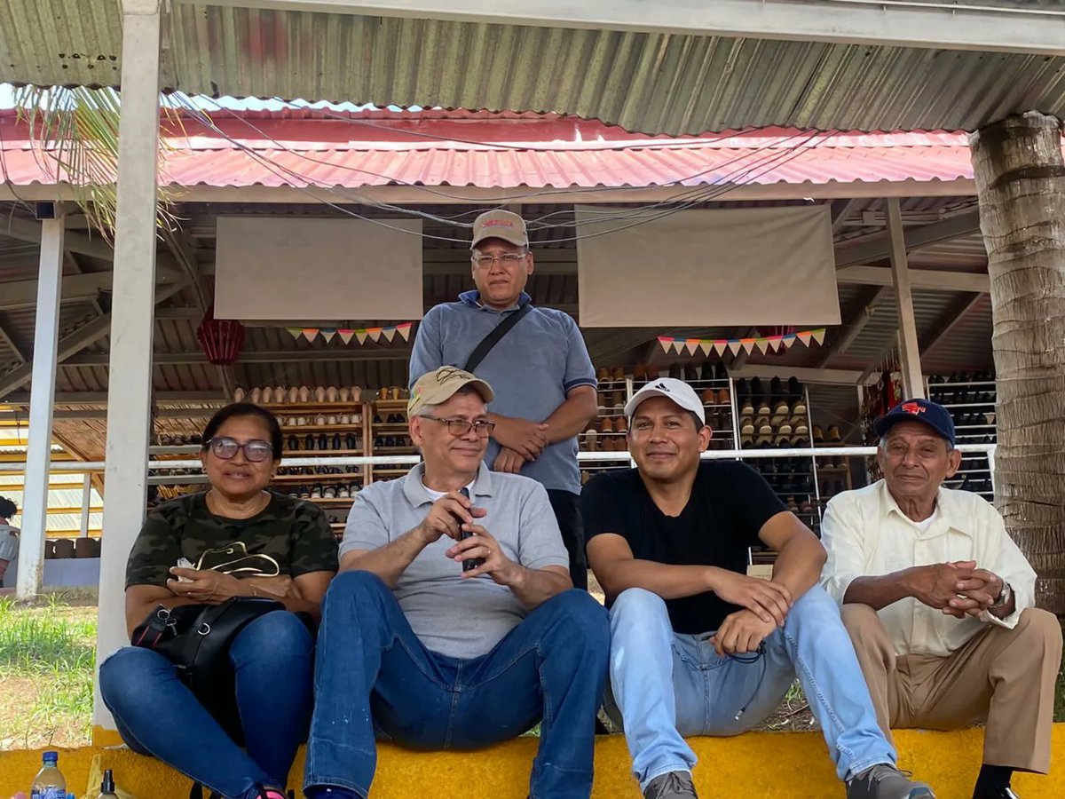 ParquedeFeria's tweet photo. 🤩🤩Familias disfrunta de toda la alegría del Festival Mayo Ya en el Parque Nacional de Ferias.🎉🎉
📍Te Esperamos
Semáforos del Memorial Sandino 200mts al oeste 300mts al sur
#Nicaragua #MEFCCA #PaloDeMayo #FeriaNacional https://t.co/15Do1lM1oI