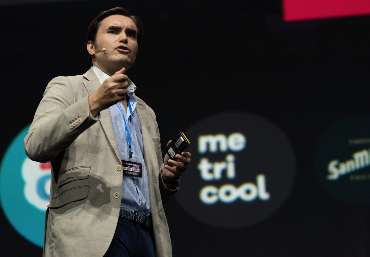 Gran ponencia sobre todas las posibilidades, oportunidades y cambios de la Inteligencia Artificial, como nueva revolución industrial.

Antonio Serrano Acitores <a href="/aserrano1001/">Antonio Serrano</a>, Empresario, profesor y experto en Inteligencia Artificial en #PROmarketingDAY