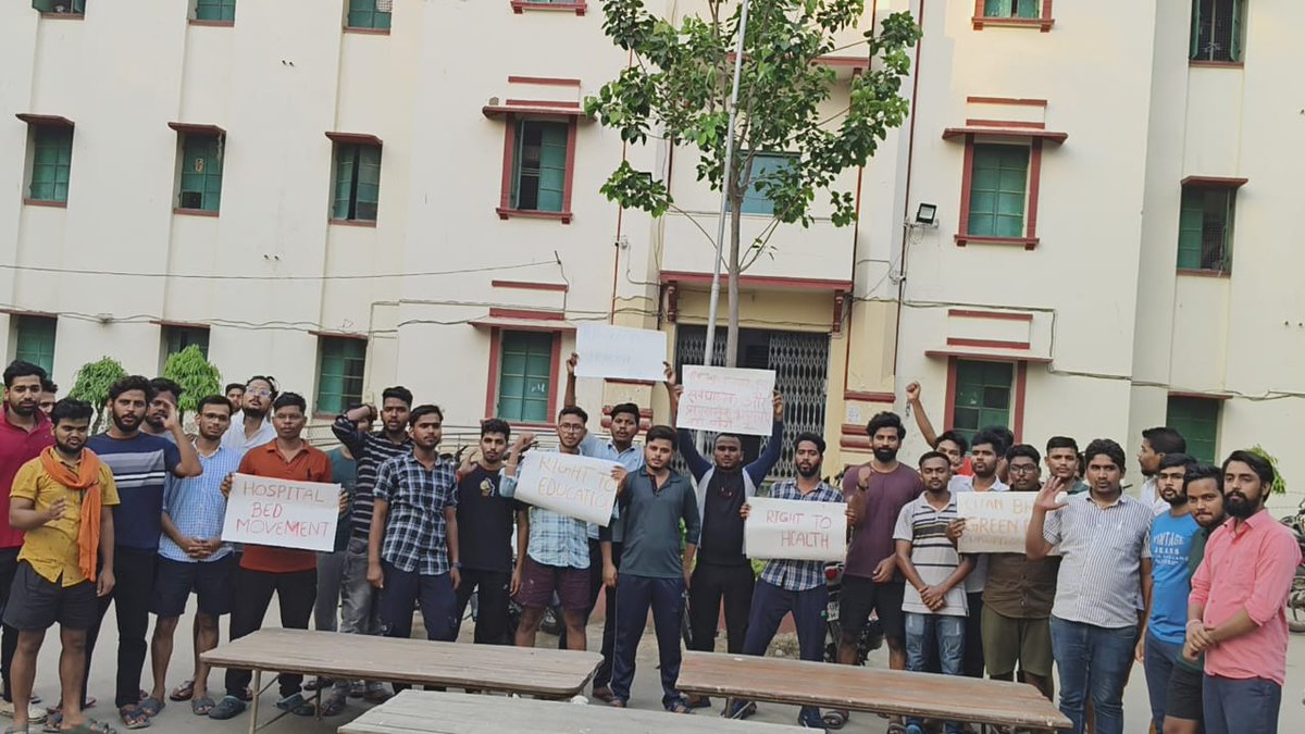 omnamrata's tweet image. काशी हिन्दू विश्वविद्यालय के सामाजिक विज्ञान संकाय के राजाराम मोहन राय छात्रावास के छात्रों ने आज अपने कमरों से 50 बेड निकालकर कुलपति को दान देने का निर्णय लिया। #BedMovement #VaranasiHospitalScam 
छात्रों ने कहा कि अगर कुलपति, निदेशक और चिकित्सा अधीक्षक के पास बेड नहीं है तो…