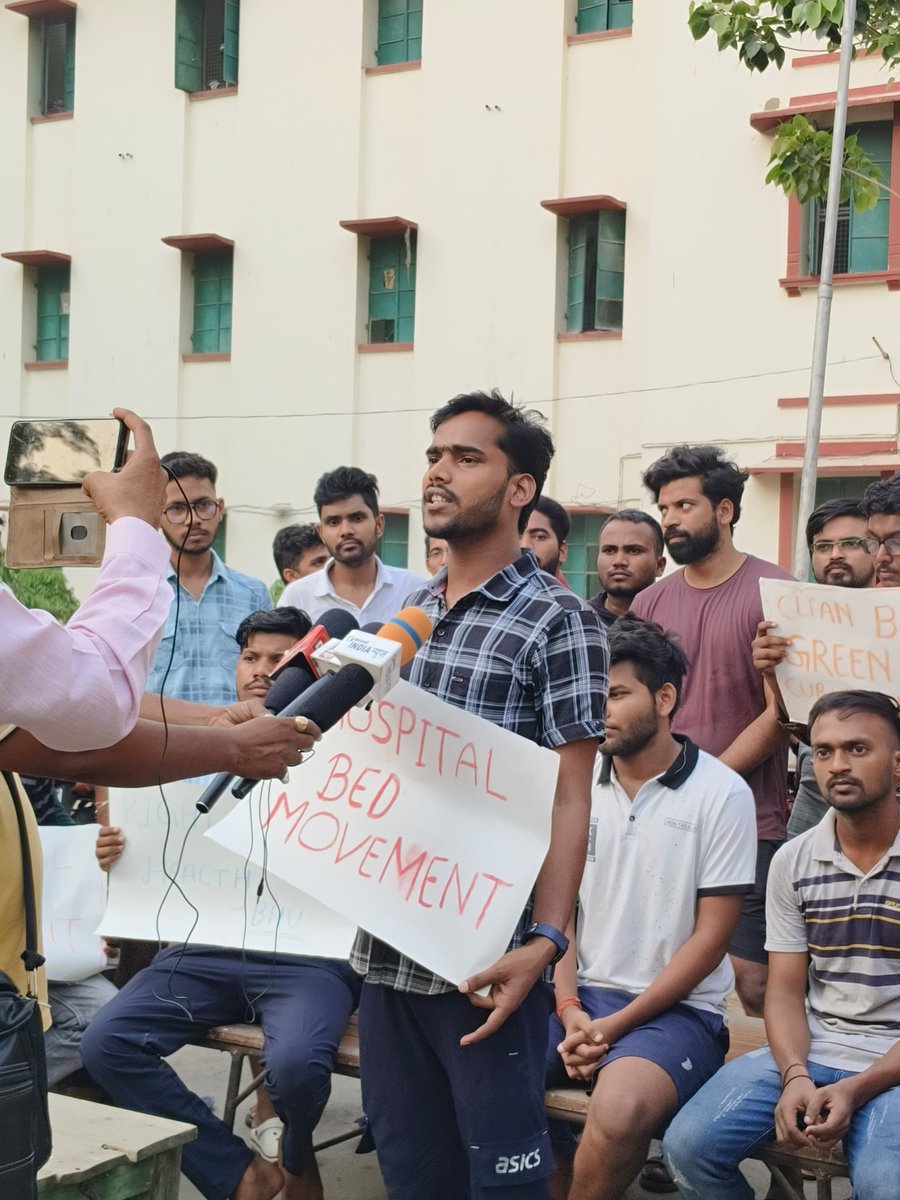 omnamrata's tweet image. काशी हिन्दू विश्वविद्यालय के सामाजिक विज्ञान संकाय के राजाराम मोहन राय छात्रावास के छात्रों ने आज अपने कमरों से 50 बेड निकालकर कुलपति को दान देने का निर्णय लिया। #BedMovement #VaranasiHospitalScam 
छात्रों ने कहा कि अगर कुलपति, निदेशक और चिकित्सा अधीक्षक के पास बेड नहीं है तो…