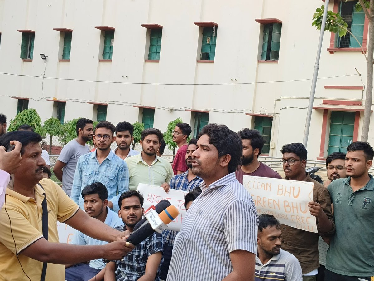 omnamrata's tweet image. काशी हिन्दू विश्वविद्यालय के सामाजिक विज्ञान संकाय के राजाराम मोहन राय छात्रावास के छात्रों ने आज अपने कमरों से 50 बेड निकालकर कुलपति को दान देने का निर्णय लिया। #BedMovement #VaranasiHospitalScam 
छात्रों ने कहा कि अगर कुलपति, निदेशक और चिकित्सा अधीक्षक के पास बेड नहीं है तो…