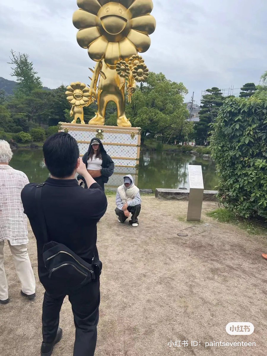 Justin e Hailey Bieber si fanno scattare delle foto a Kyoto, in Giappone (19/05).