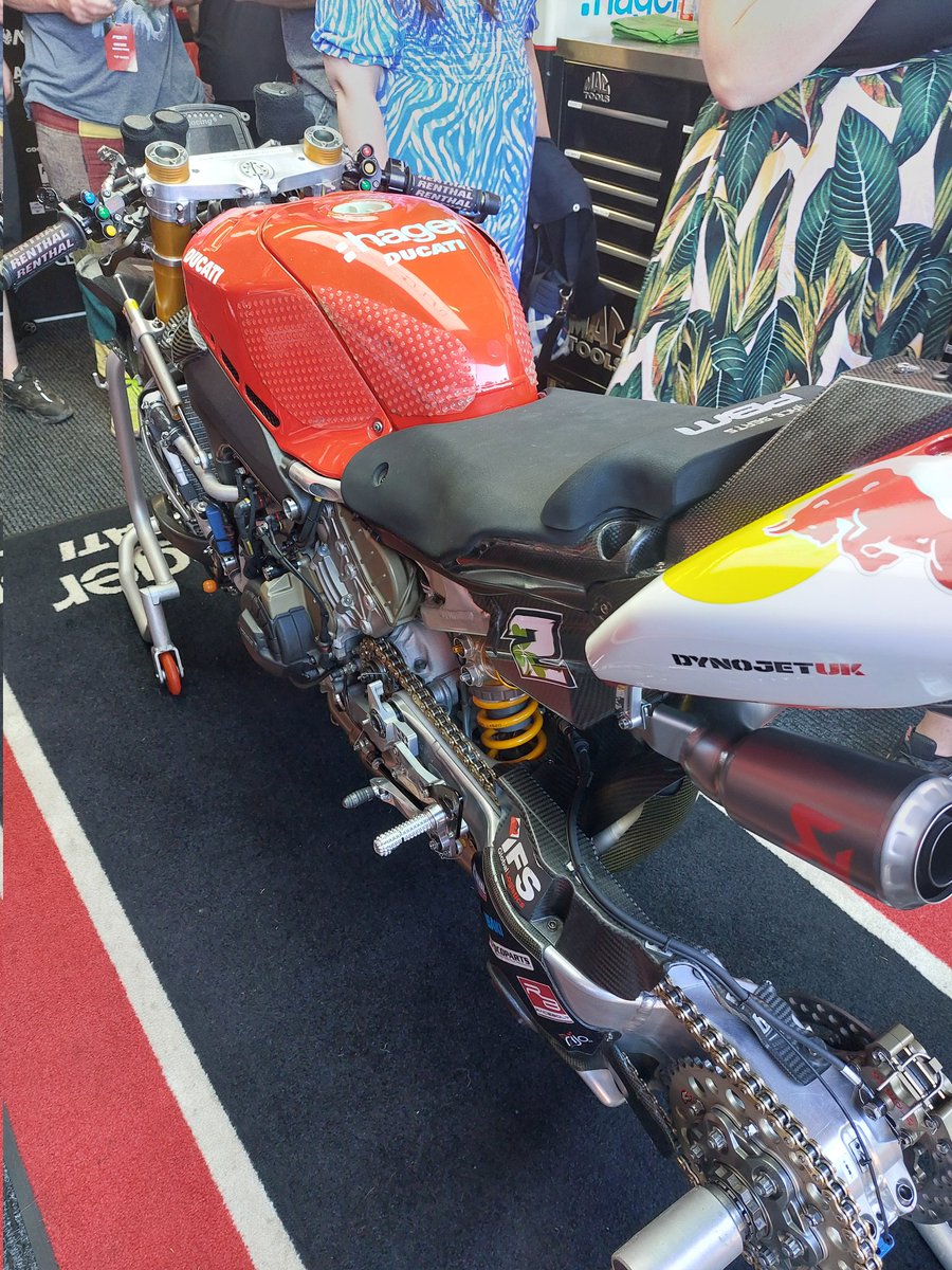 Got to go in the @PBM_Team garage 
@fuchs_silkolene 👍🏍🏁