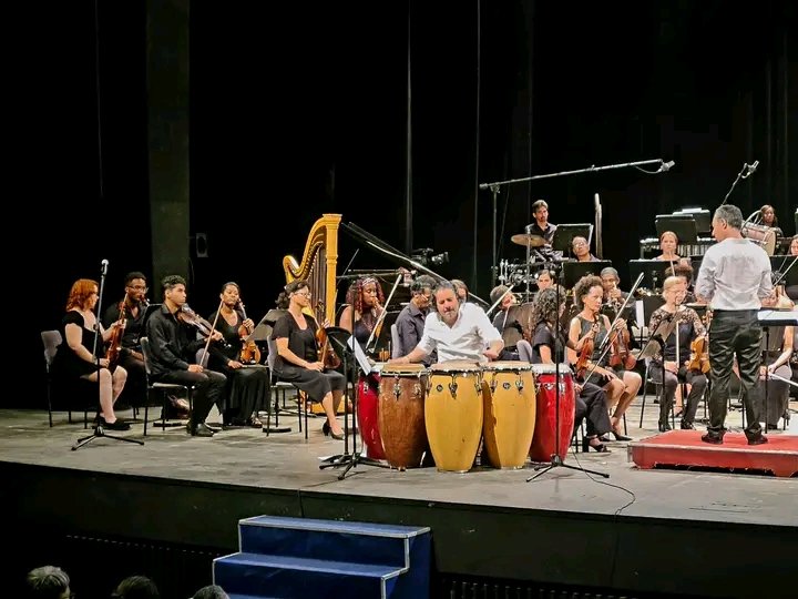 Este #19deMayo, cerró sus cortinas #Cubadisco2024 📀 con la celebración de Gala de Clausura que, incluyó una nueva presentación de Sinfónica Nacional, 🎼 bajo la batuta del maestro colombiano 🇨🇴 Ricardo Jaramillo. 👏👍👇#MejorArteParaTodos