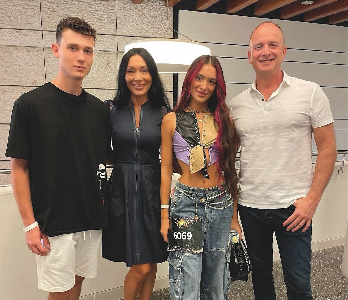 JewsMatterToMe's tweet image. I adore Eden Golan. Her parents raised such a magnificent young woman. 
Eden with parents Eddie and Olga and brother Sean.