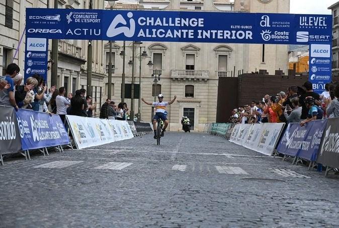 Crónica de la III etapa de la Challenge Interior de Alicante Exhibición de Carlos Gutiérrez y victoria de Tomás Miralles en la Challenge Interior Alicante. Más info 👇 avituallamientociclista.com/noticias/post/… 📷 Organización