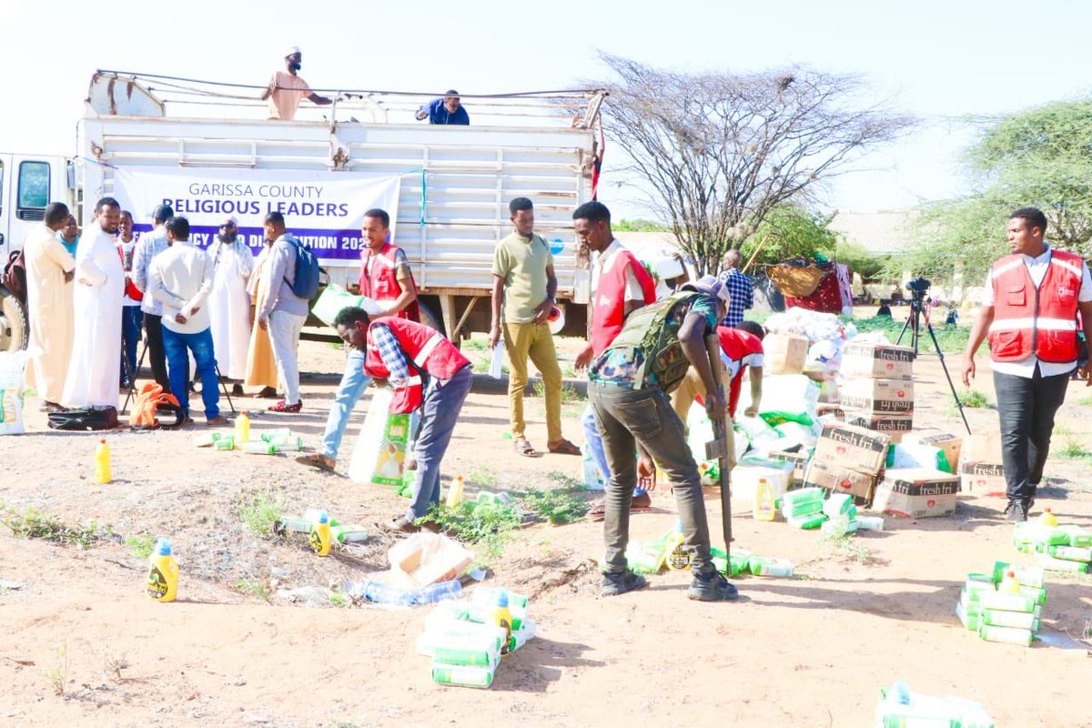 SUPKEM Garissa together with other  religious leaders in partnership with @KenyaRedCross distributed assorted food items and clothes to the flood victims in Garissa town