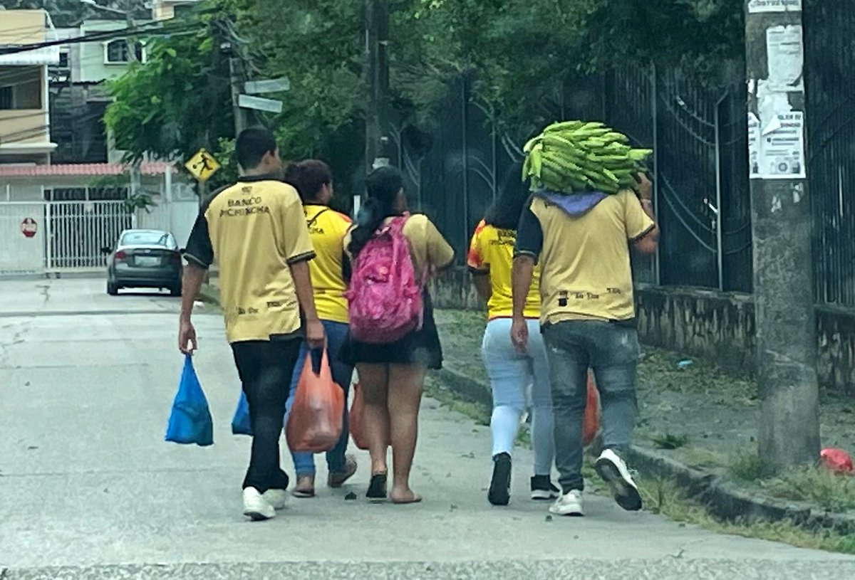 Ese man lo tiene todo en la vida. Él, su mujer y sus hijos con la camiseta de Barcelona; un racimo de verde para el bolón y las compras de la semana. Un domingo en Guayaquil. Gente siendo genuinamente Guayaca y feliz.
