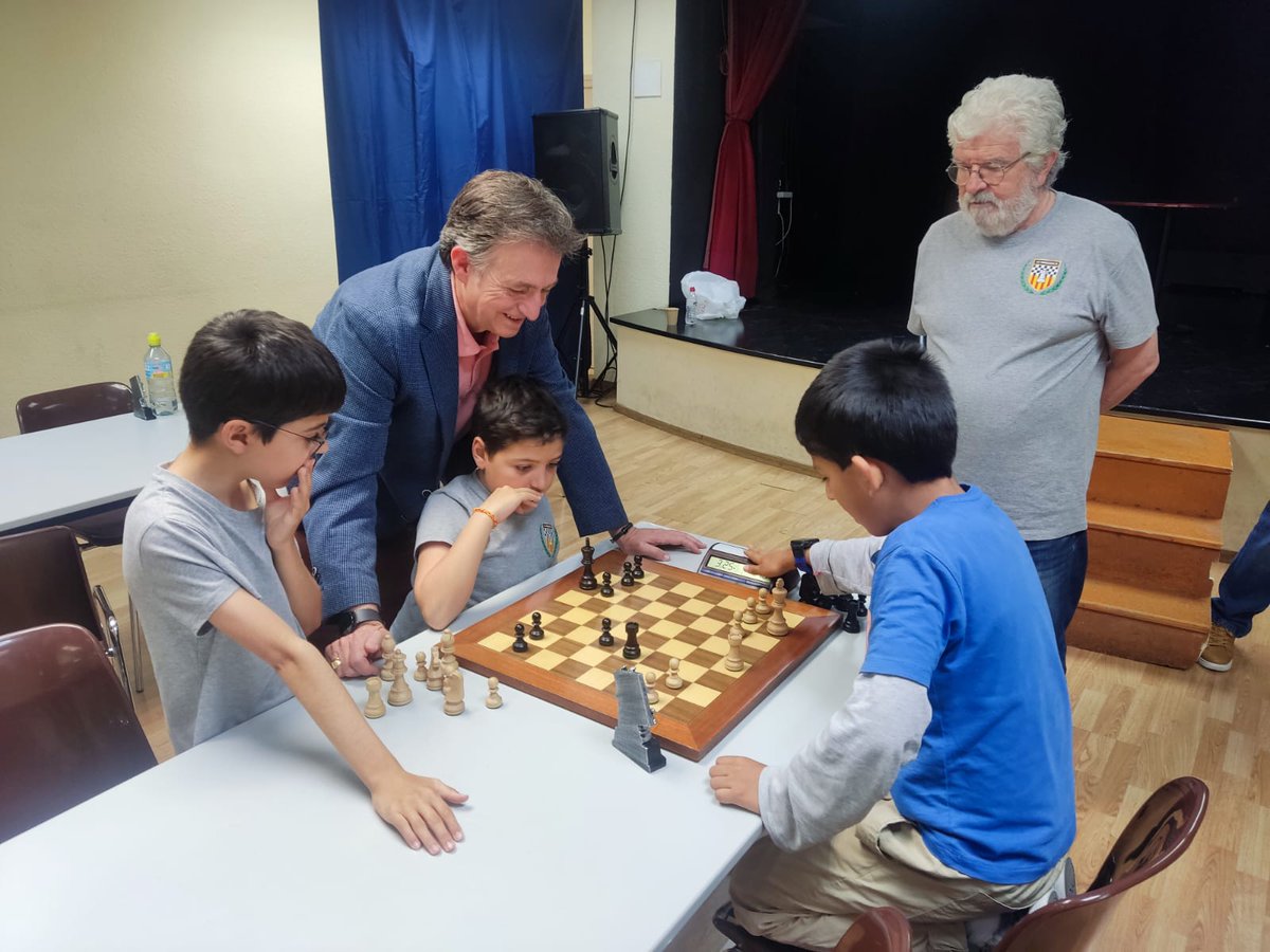 El regidor de  <a href="/LHAjuntament/">Ajuntament de L'Hospitalet</a> José Antonio Alcaide ha repartit els trofeus als guanyadors del torneig del desè aniversari del Club d'Escacs Torreblanca i ha jugat una partida amb la canalla.