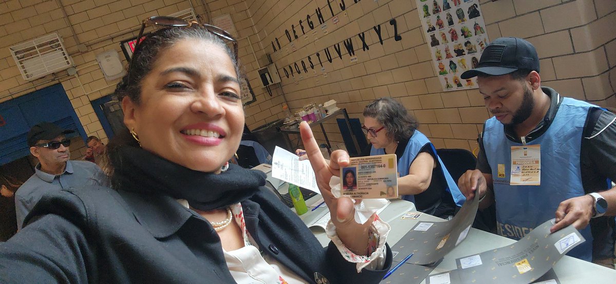 Hoy 19 de mayo, porque amo mi país estoy ejerciendo mi derecho al voto y eleji la mejor opción, la juventud, la renovación y capacidad para llevar la RD a otro nivel.  Voté Morado entero, Abel Presidente. <a href="/AbelMartinezD/">Abel Martínez Durán</a> #SobeiraConAbel <a href="/PLDenlinea/">PLD</a> <a href="/ParedesMelanio/">Melanio Paredes</a> <a href="/AlexisLantigua/">Alexis Lantigua</a>