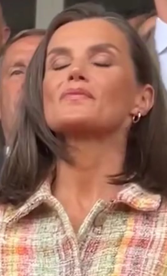 Pita, pita, pita, que la reina se irrita. 
Pita, pita, pita, que la reina se irrita. 
Pita, pita, pita, que la reina se irrita.