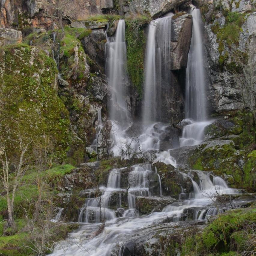 Uno de los atractivos más turísticos de Abelón es su cascada 😍 Os recomendamos ir hasta allí en época de abundantes lluvias para poder ver las cascadas en todo su esplendor 💥 #zamoraenamora #turismozamora #descubrezamora #turismo #zamora #naturaleza #dejatellevar