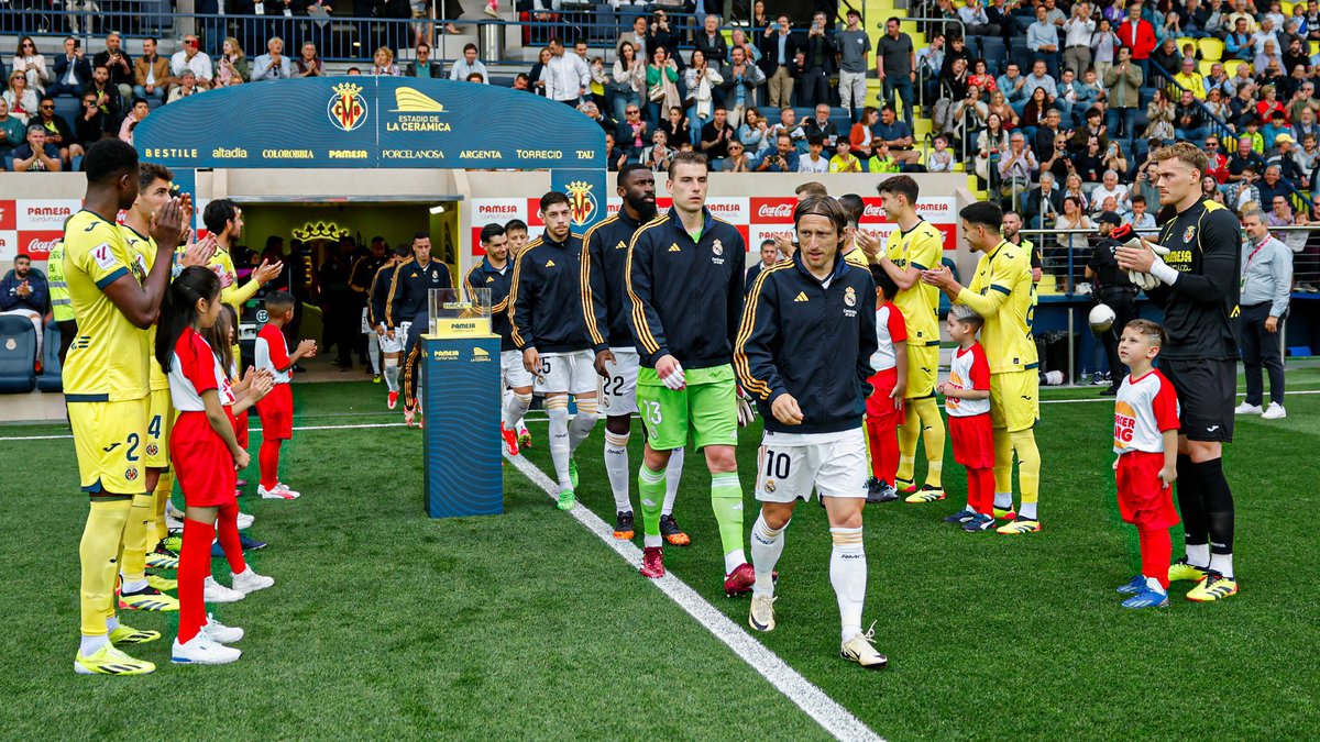 👏 @VillarrealCFen pay tribute to the league champions! 👏 #VillarrealRealMadrid | #36Ligas