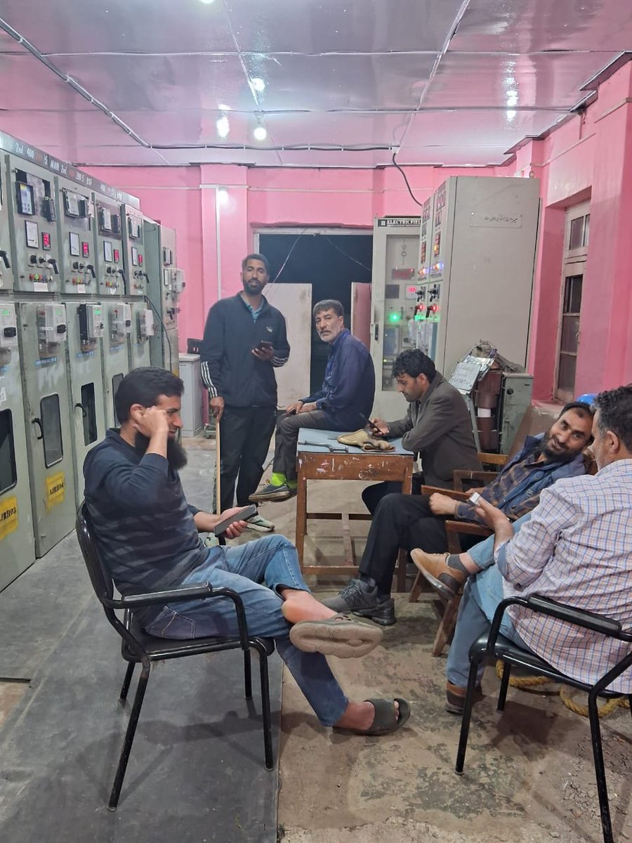 Monitoring team of #ESD 📍Bandipora at Receiving Station Ajas, for ensuring uninterrupted power supply for Lok Sabha elections 2024 at Polling Stations and Camping sites: Er. Ghulam Mohiuddin Lone, SDO 📍Bandipora. @diprjk @OfficeOfLGJandK @MinOfPower
