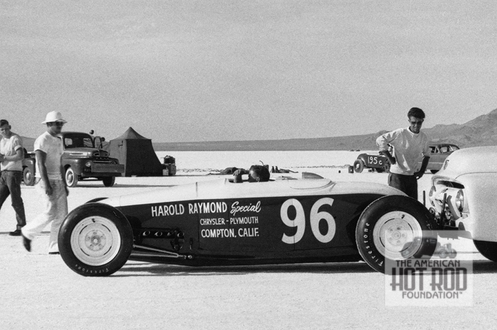 PHOTO OF THE DAY 𝚂𝚞𝚗𝚍𝚊𝚢, 𝙼𝚊𝚢 𝟷𝟿, 𝟸𝟶𝟸𝟺 The Harold Raymond Special run by Jim Lindsley was powered by two Chrysler engines at Bonneville in 1954, one in the front and one in the rear. (HMC_061) Read more: ahrf.com/historical-lib…