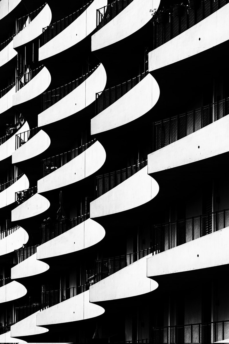 #Wien #blackandwhitephotography #Monochrome #PhotographyIsArt #photographycommunity #photography #bw #bandw 
Modern architecture in Vienna. Wavy residential building. I hope that you all have a nice day. Good night from Vienna 🇦🇹, see you tomorrow 😊🌹🙋🏼‍♂️