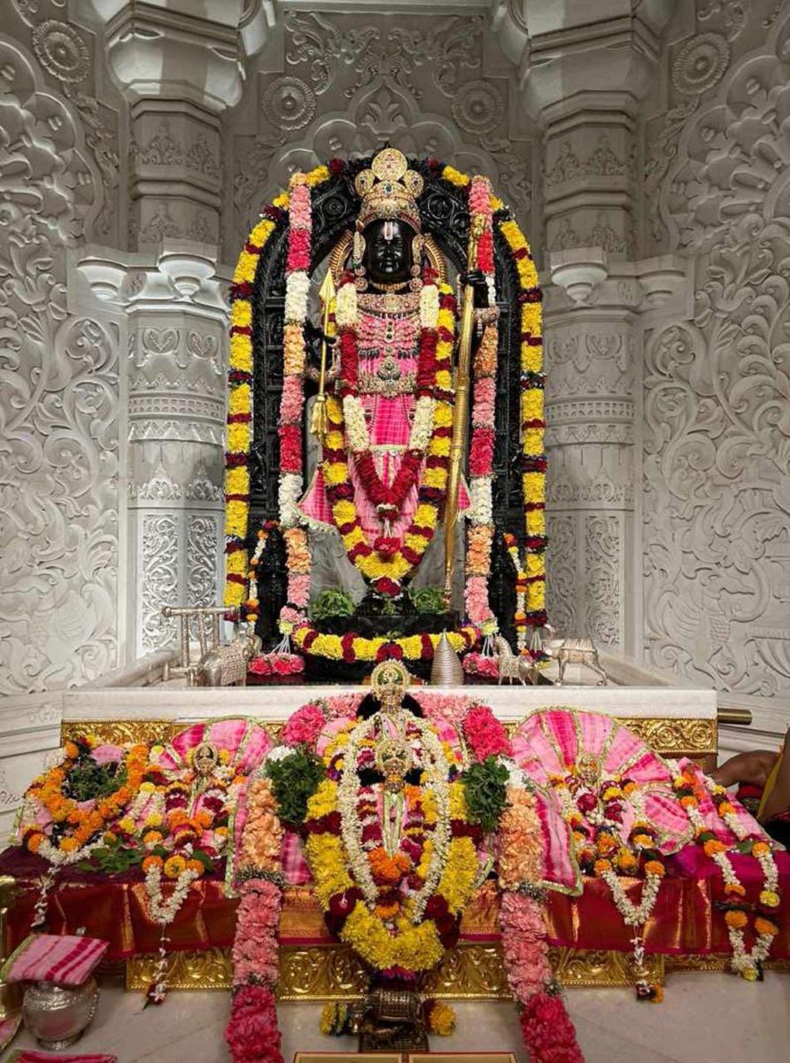 आज फिर अयोध्या में भव्य राम जन्मभूमि मंदिर के दर्शन का सौभाग्य प्राप्त हुआ!

मिट्टी की खुशबू, राम लला जी के दर्शन का सुकून, अयोध्या की धरती पर फिर एक बार मस्तक झुकाया!

बाल रूप में भगवान श्री राम जी की मनमोहक मूर्ति के दर्शन शब्दों में बयान नहीं किए जा सकते।